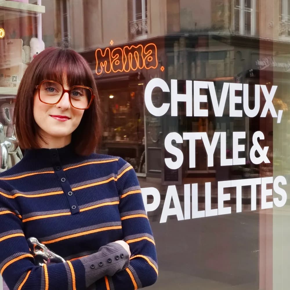 Emma Marie, fondatrice de Mama Hair Studio, devant la vitrine du salon