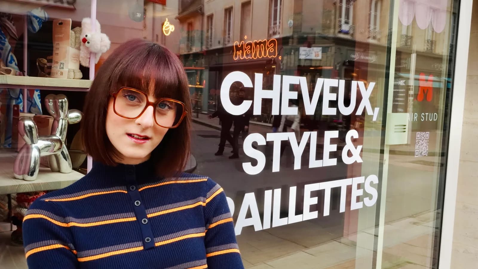 Emma Marie devant la vitrine Mama Hair Studio, Bayeux